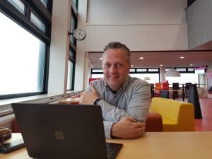 Ramon van Hal achter laptop