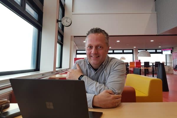 Ramon van Hal achter laptop